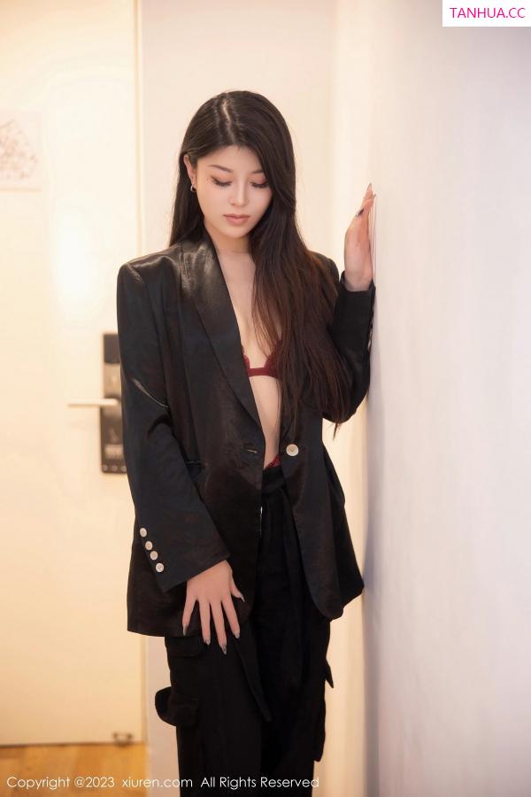   [XiuRen]高清写真图 2023.03.14 No.6409 四月月 黑丝美腿第2张图片